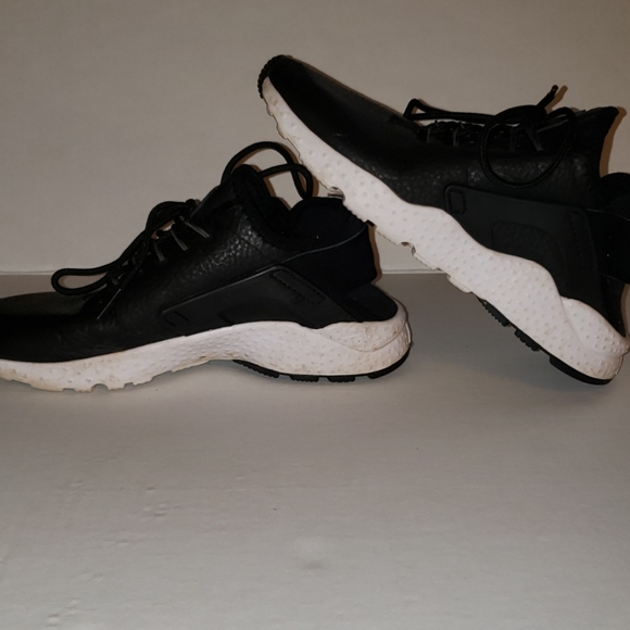 Nike Shoes - Nike air black and white size 6 tennis shoes